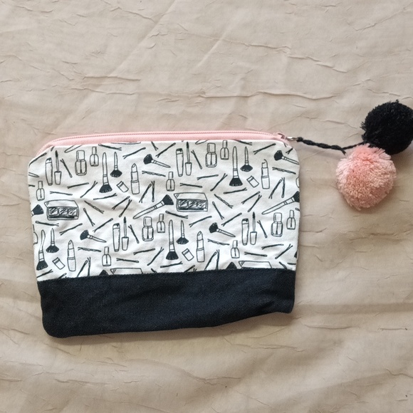 Makeup Pattern Clutch Makeup Black and White, Cosmetic Bags. - Picture 5 of 9